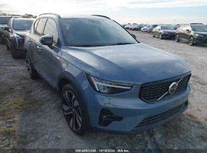 Lot #2995283809 2023 VOLVO XC40 B5 PLUS DARK THEME