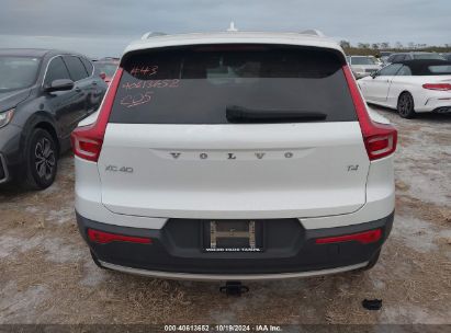 Lot #2992823911 2021 VOLVO XC40 T4 MOMENTUM