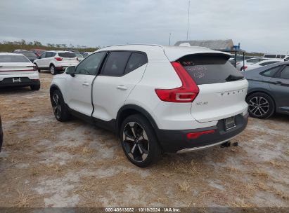 Lot #2992823911 2021 VOLVO XC40 T4 MOMENTUM