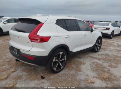 Lot #2992823911 2021 VOLVO XC40 T4 MOMENTUM