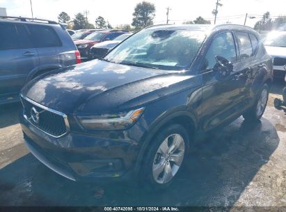 Lot #3051083585 2021 VOLVO XC40 T5 MOMENTUM