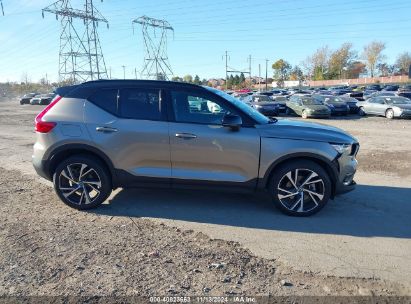 Lot #2992815895 2022 VOLVO XC40 T5 R-DESIGN