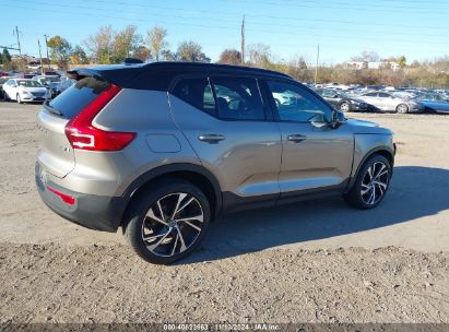 Lot #2992815895 2022 VOLVO XC40 T5 R-DESIGN