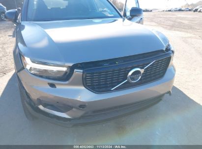 Lot #2992815895 2022 VOLVO XC40 T5 R-DESIGN