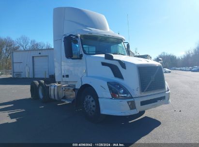 Lot #3034052708 2014 VOLVO VN VNL