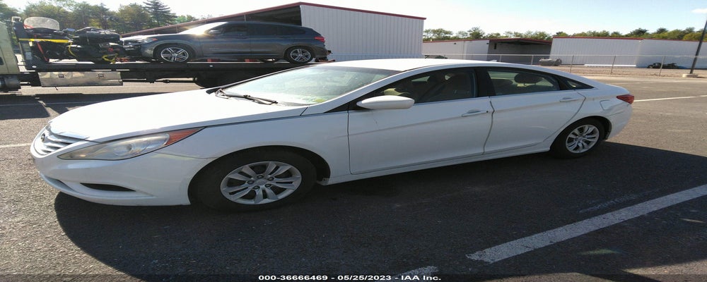 5NPEB4AC8BH224557 2011 HYUNDAI SONATA photo no. 2