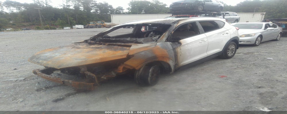 KM8J33A4XGU075138 2016 HYUNDAI TUCSON photo no. 2
