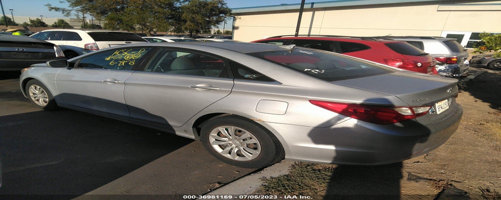 5NPEB4AC3BH067536 2011 HYUNDAI SONATA photo no. 3