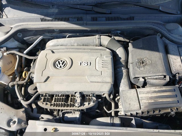 3VWL07AJ8FM278564 Volkswagen 2015
