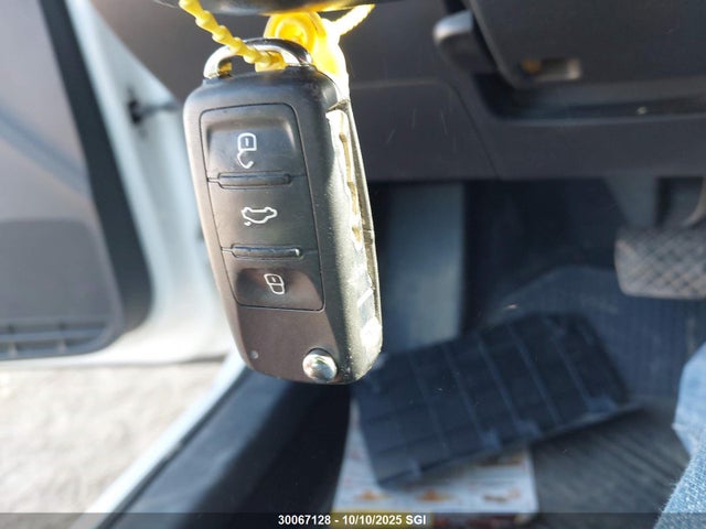 3VWL07AJ8FM278564 Volkswagen 2015