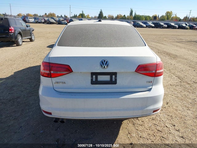 3VWL07AJ8FM278564 Volkswagen 2015