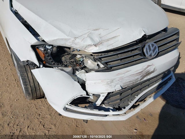 3VWL07AJ8FM278564 Volkswagen 2015