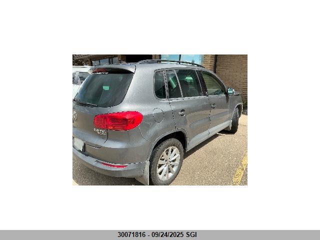 WVGNV7AX9HK037247 Volkswagen Tiguan