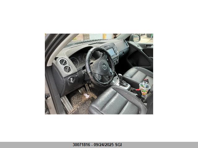 WVGNV7AX9HK037247 Volkswagen Tiguan