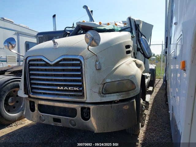 1M1AW07Y4JM085983 Mack 2018