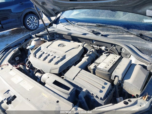 1VWAA7A33JC025975 Volkswagen Passat S/r-line