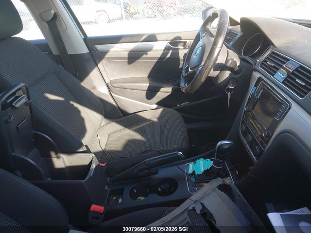 1VWAA7A33JC025975 Volkswagen Passat S/r-line