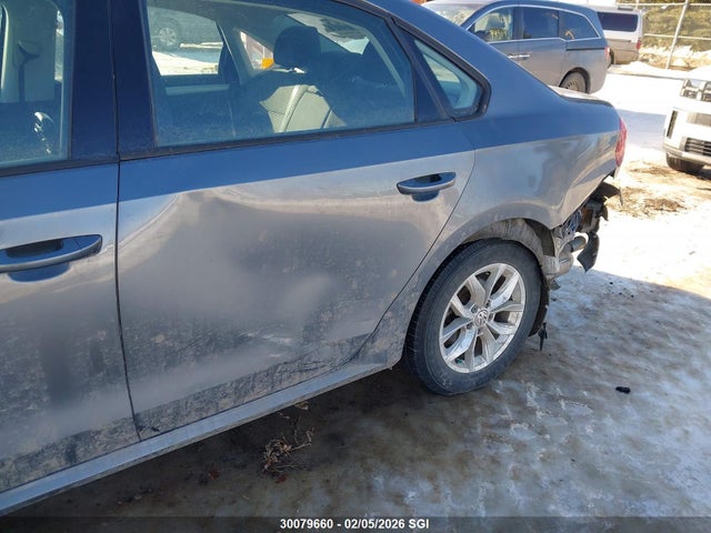 1VWAA7A33JC025975 Volkswagen Passat S/r-line
