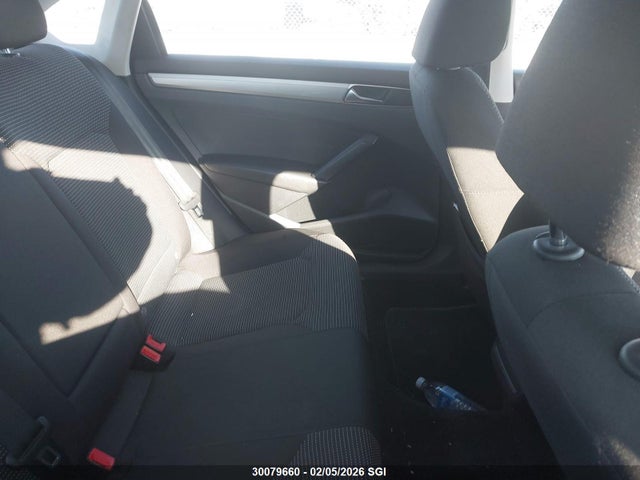 1VWAA7A33JC025975 Volkswagen Passat S/r-line
