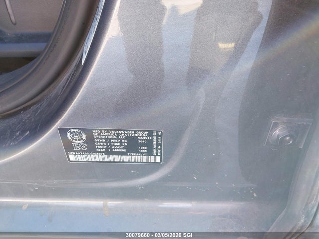 1VWAA7A33JC025975 Volkswagen Passat S/r-line
