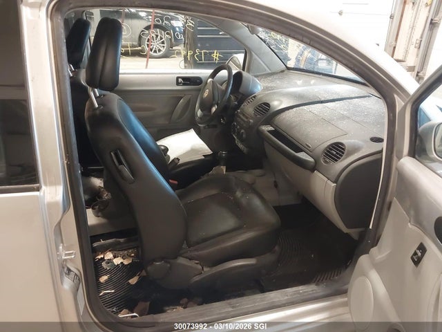 30073992 :رقم المزاد ، 3VWCB21C01M461948 vin ، 2001 Volkswagen New Beetle Gls مزاد بيع