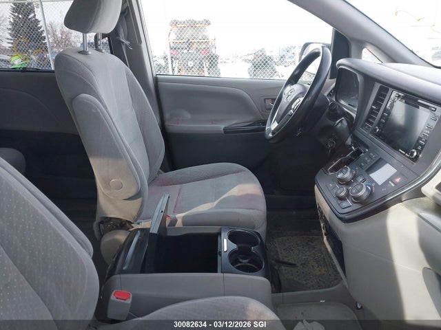 5TDKZ3DC1KS995330 Toyota SIENNA LE
