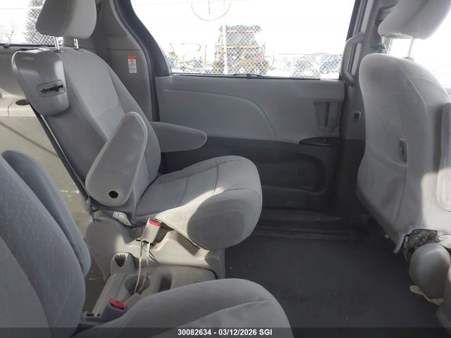 5TDKZ3DC1KS995330 Toyota SIENNA LE
