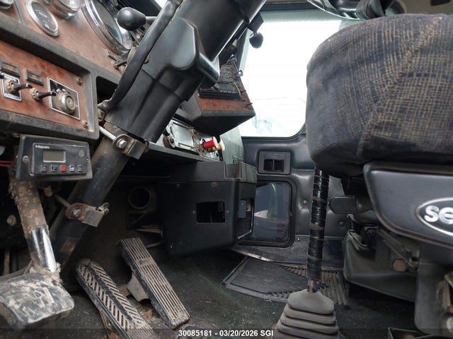 30085181 :رقم المزاد ، 1XKWDB9X91J963926 vin ، 2001 Kenworth Construction W900 مزاد بيع