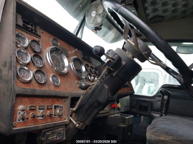 30085181 :رقم المزاد ، 1XKWDB9X91J963926 vin ، 2001 Kenworth Construction W900 مزاد بيع