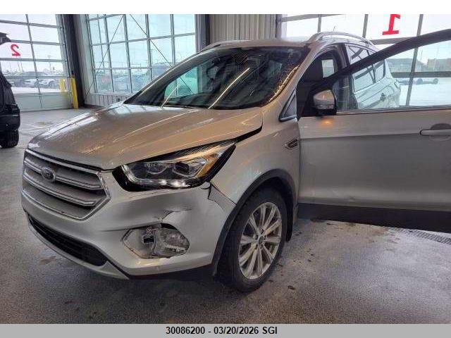 1FMCU9J9XJUC52105 Ford Escape Titanium