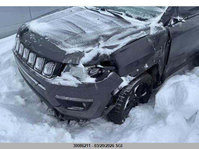 3C4NJDBB4JT313632 Jeep Compass Latitude