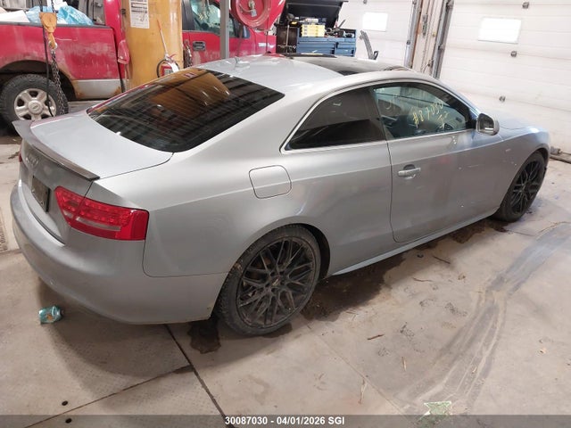 30087030 :رقم المزاد ، WAUSFBFR2AA048083 vin ، 2010 Audi A5 Premium مزاد بيع