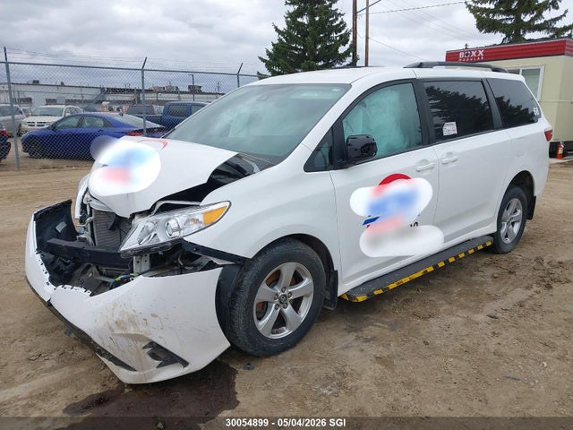 2018 Toyota Sienna Le 8-passenger მანქანა იყიდება აუქციონზე, vin: 5TDKZ3DC2JS953831, აუქციონის ნომერი: 30054899
