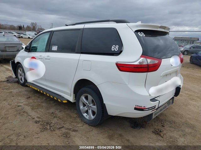 2018 Toyota Sienna Le 8-passenger მანქანა იყიდება აუქციონზე, vin: 5TDKZ3DC2JS953831, აუქციონის ნომერი: 30054899