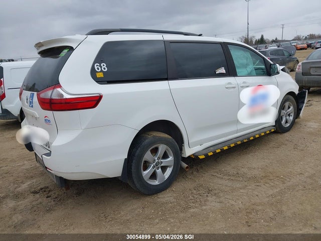 2018 Toyota Sienna Le 8-passenger მანქანა იყიდება აუქციონზე, vin: 5TDKZ3DC2JS953831, აუქციონის ნომერი: 30054899