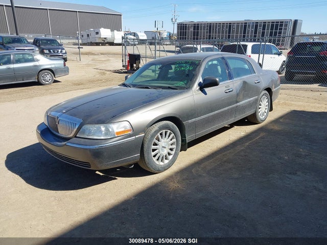 2003 Lincoln Town Car Signature მანქანა იყიდება აუქციონზე, vin: 1LNHM82W73Y650517, აუქციონის ნომერი: 30089478