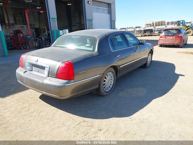 2003 Lincoln Town Car Signature მანქანა იყიდება აუქციონზე, vin: 1LNHM82W73Y650517, აუქციონის ნომერი: 30089478