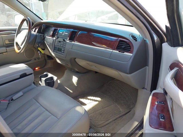 2003 Lincoln Town Car Signature მანქანა იყიდება აუქციონზე, vin: 1LNHM82W73Y650517, აუქციონის ნომერი: 30089478