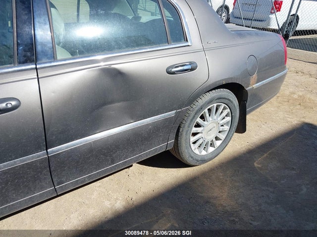 2003 Lincoln Town Car Signature მანქანა იყიდება აუქციონზე, vin: 1LNHM82W73Y650517, აუქციონის ნომერი: 30089478