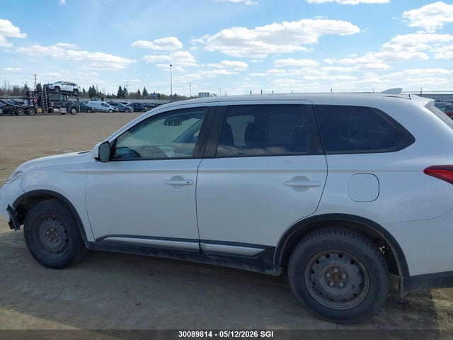 30089814 :رقم المزاد ، JA4AZ2A32LZ607025 vin ، 2020 Mitsubishi Outlander Es مزاد بيع