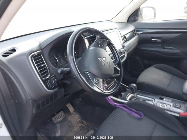 30089814 :رقم المزاد ، JA4AZ2A32LZ607025 vin ، 2020 Mitsubishi Outlander Es مزاد بيع