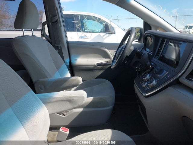 2017 Toyota Sienna მანქანა იყიდება აუქციონზე, vin: 5TDZZ3DCXHS847992, აუქციონის ნომერი: 30089999
