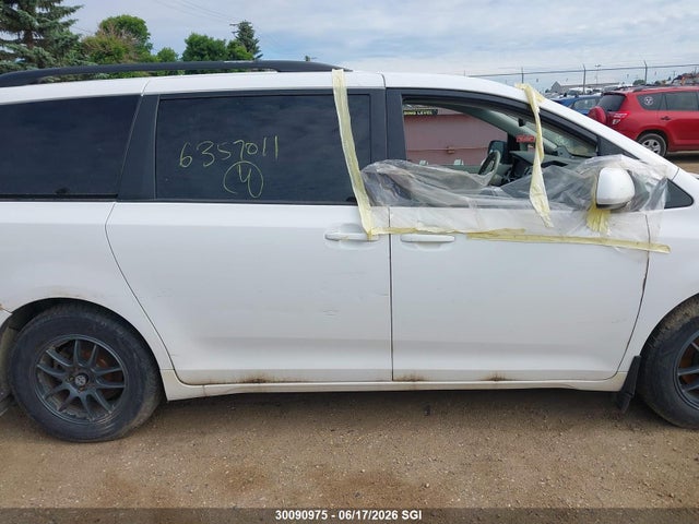 2014 Toyota Sienna Le მანქანა იყიდება აუქციონზე, vin: 5TDKK3DC1ES421271, აუქციონის ნომერი: 30090975