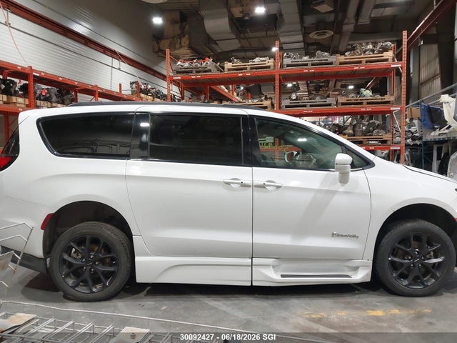 Chrysler Pacifica Touring L 2022 2C4RC1BGXNR122621 Image 13