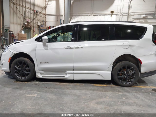 Chrysler Pacifica Touring L 2022 2C4RC1BGXNR122621 Image 14