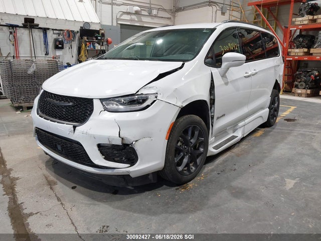 Chrysler Pacifica Touring L 2022 2C4RC1BGXNR122621 Image 2
