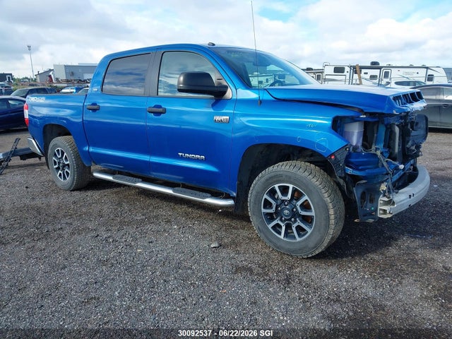 30092537 :رقم المزاد ، 5TFDY5F10HX608093 vin ، 2017 Toyota Tundra Crewmax Sr5/trd Pro مزاد بيع