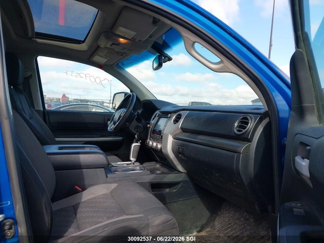 30092537 :رقم المزاد ، 5TFDY5F10HX608093 vin ، 2017 Toyota Tundra Crewmax Sr5/trd Pro مزاد بيع