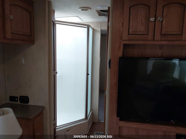 30092605 :رقم المزاد ، 4X4TFLF2XF1865433 vin ، 2015 Forest River Inc. Flagstaff 30wfkss مزاد بيع