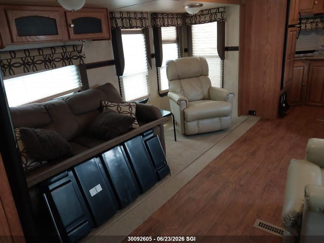 30092605 :رقم المزاد ، 4X4TFLF2XF1865433 vin ، 2015 Forest River Inc. Flagstaff 30wfkss مزاد بيع